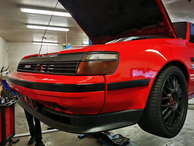 Montage d amortisseurs combinés, disques av et ar hautes températures  sur une TOYOTA CELICA 2L GTI DE 1988.